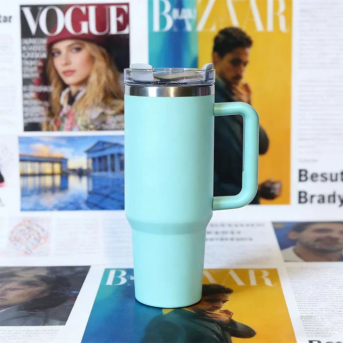 40 oz-ko edalontzia heldulekuarekin